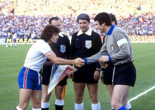 O fotografie de colecție, veche de peste 40 de ani. Rainea între două legende: Kevin Keegan și Dino Zoff, în meciul Anglia - Italia 0-1, de la CE 1980