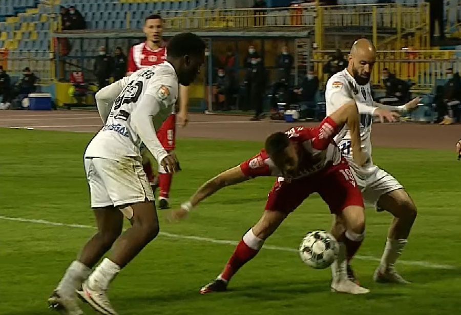 Arbitraj HORROR în Gaz Metan - Dinamo! Arbitrul n-a văzut TREI penalty-uri și a dat un ROȘU aiurea