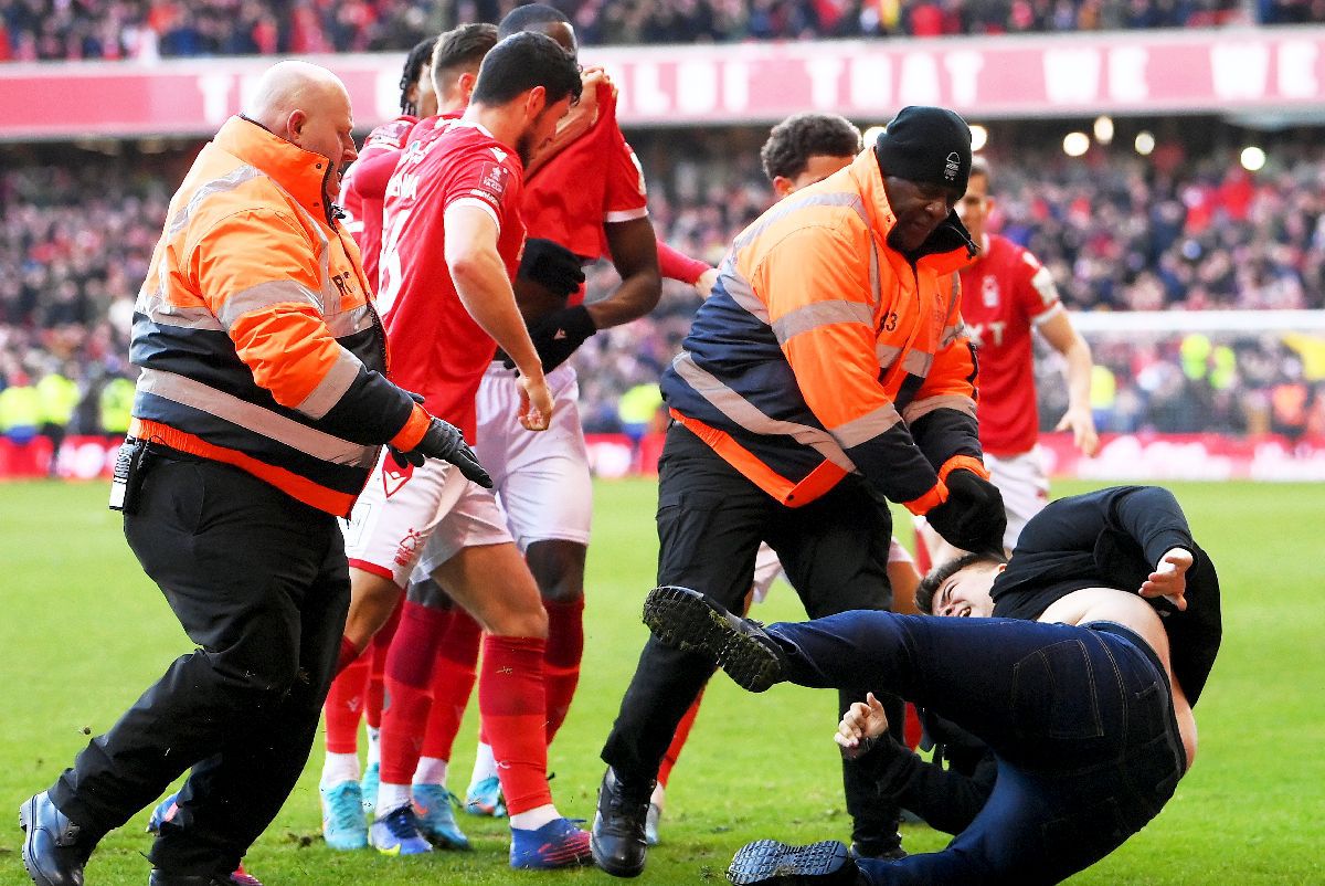 Când „scânteile” din peluze ajung în teren » 8 fotbaliști celebri care au intrat în conflict cu propriii fani + exemplul șocant din Liga 1