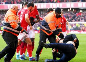 Când „scânteile” din peluze ajung în teren » 7 fotbaliști celebri care au intrat în conflict cu propriii fani + exemplul șocant din Liga 1