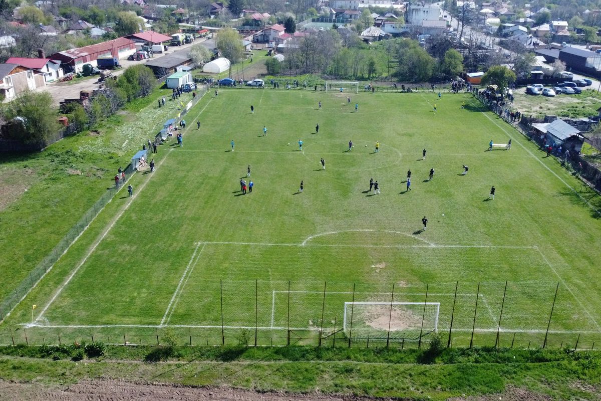 Au curs sute de litri de bere la derby-ul liderului din Dâmbovița: „Suntem ca nea Gigi, toți sunt împotriva noastră” + Scandal cu arbitrul: „Ai luat bani de la ăștia? Ți-au dat primă de Paște?”