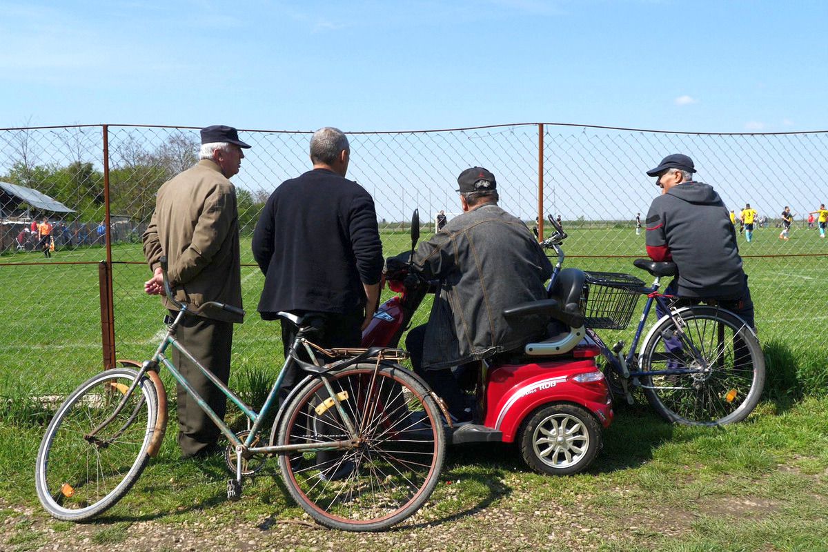 Au curs sute de litri de bere la derby-ul liderului din Dâmbovița: „Suntem ca nea Gigi, toți sunt împotriva noastră” + Scandal cu arbitrul: „Ai luat bani de la ăștia? Ți-au dat primă de Paște?”