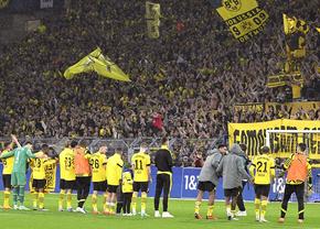 Suporterii Borussiei Dortmund au sărbătorit victoria cu Frankfurt ca pe titlu! În ploaie, cu copiii