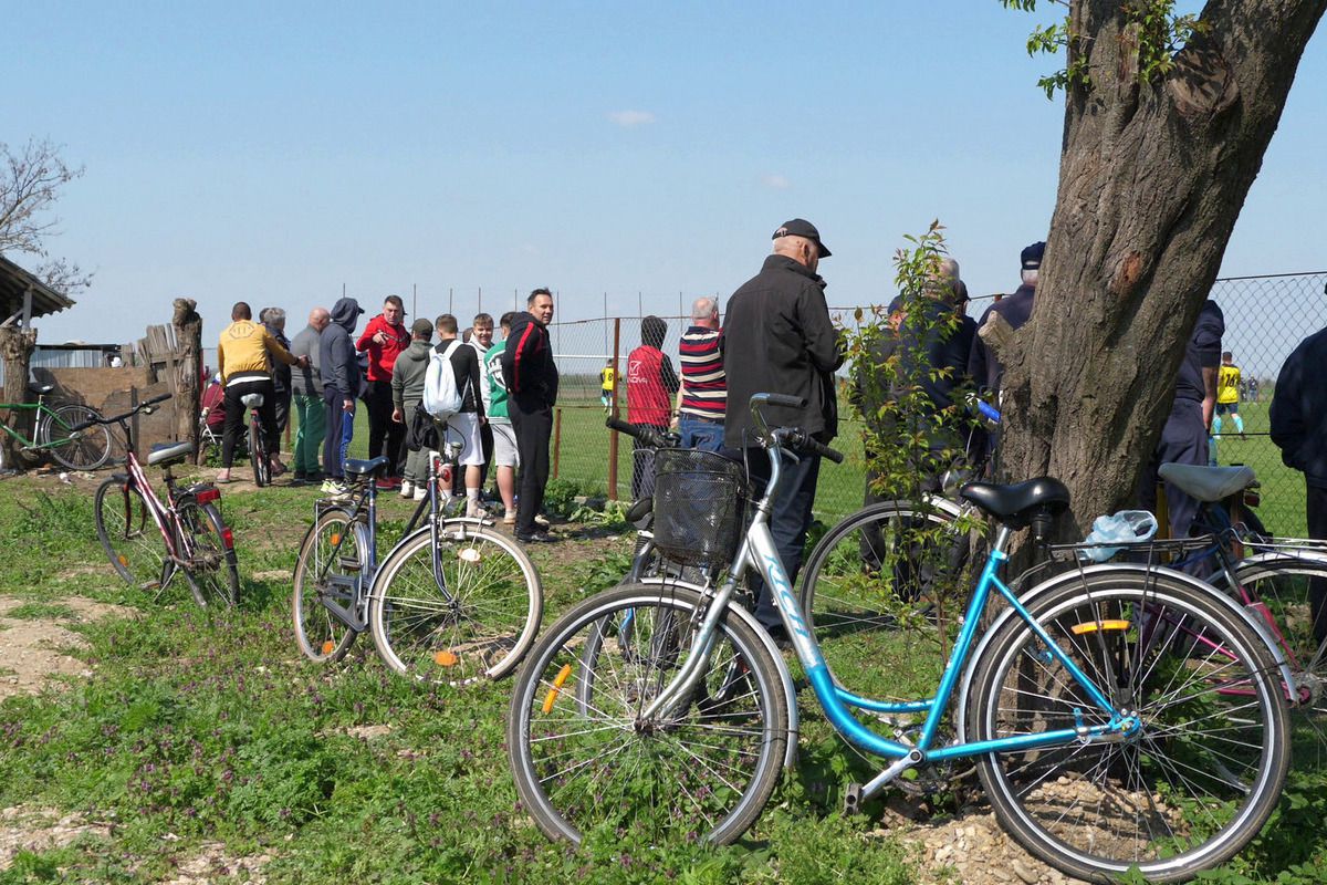 Au curs sute de litri de bere la derby-ul liderului din Dâmbovița: „Suntem ca nea Gigi, toți sunt împotriva noastră” + Scandal cu arbitrul: „Ai luat bani de la ăștia? Ți-au dat primă de Paște?”