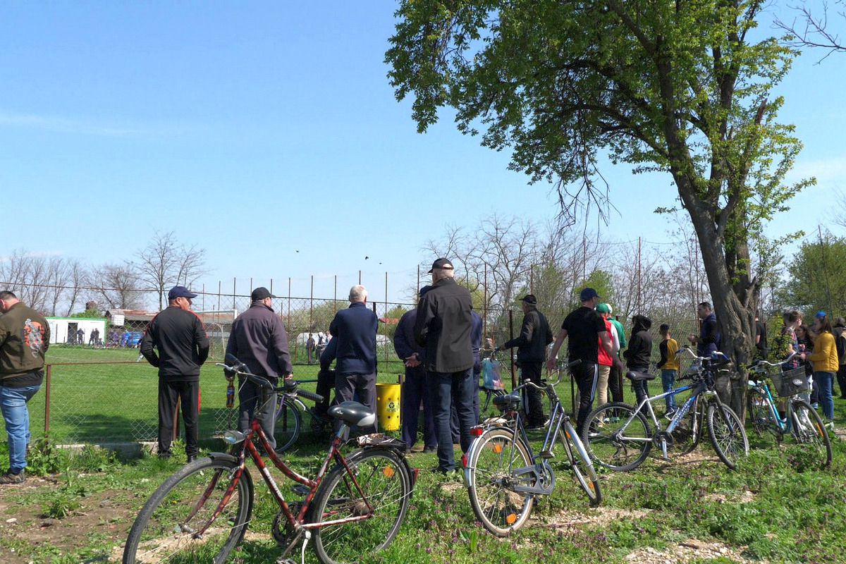 Au curs sute de litri de bere la derby-ul liderului din Dâmbovița: „Suntem ca nea Gigi, toți sunt împotriva noastră” + Scandal cu arbitrul: „Ai luat bani de la ăștia? Ți-au dat primă de Paște?”