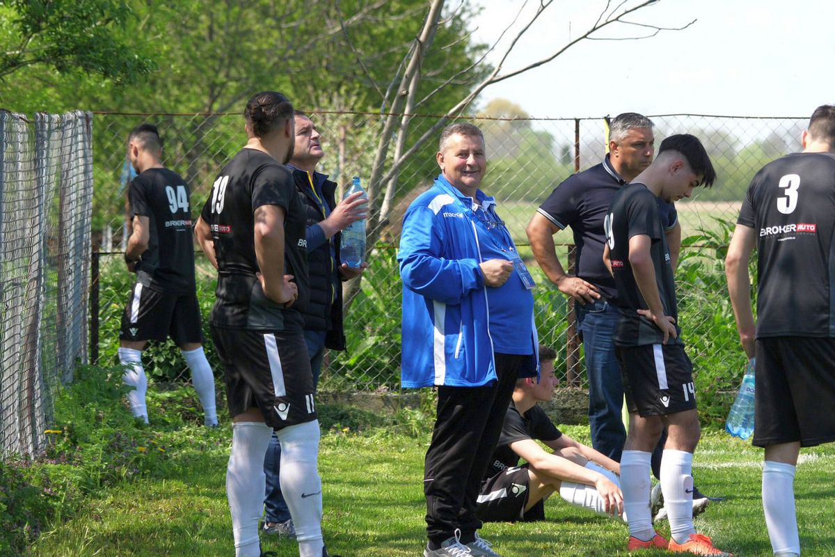 Au curs sute de litri de bere la derby-ul liderului din Dâmbovița: „Suntem ca nea Gigi, toți sunt împotriva noastră” + Scandal cu arbitrul: „Ai luat bani de la ăștia? Ți-au dat primă de Paște?”