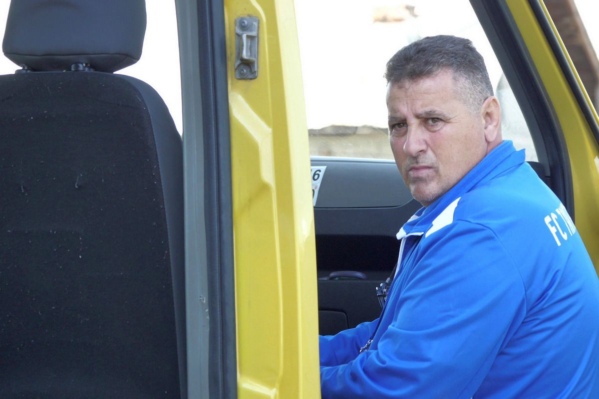 Au curs sute de litri de bere la derby-ul liderului din Dâmbovița: „Suntem ca nea Gigi, toți sunt împotriva noastră” + Scandal cu arbitrul: „Ai luat bani de la ăștia? Ți-au dat primă de Paște?”