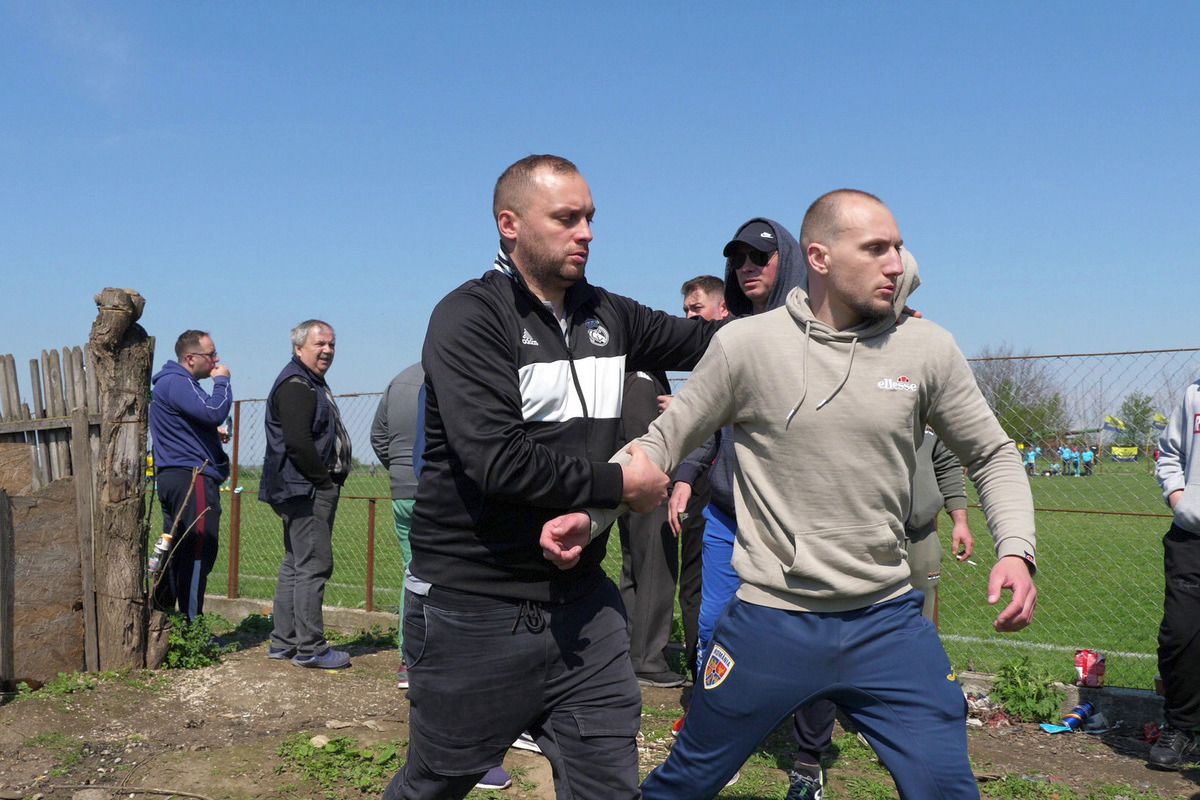 Au curs sute de litri de bere la derby-ul liderului din Dâmbovița: „Suntem ca nea Gigi, toți sunt împotriva noastră” + Scandal cu arbitrul: „Ai luat bani de la ăștia? Ți-au dat primă de Paște?”