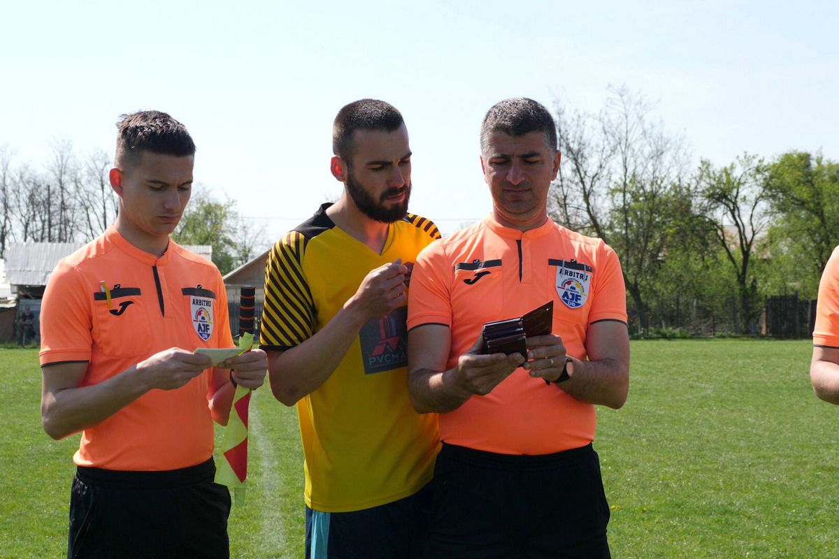 Au curs sute de litri de bere la derby-ul liderului din Dâmbovița: „Suntem ca nea Gigi, toți sunt împotriva noastră” + Scandal cu arbitrul: „Ai luat bani de la ăștia? Ți-au dat primă de Paște?”