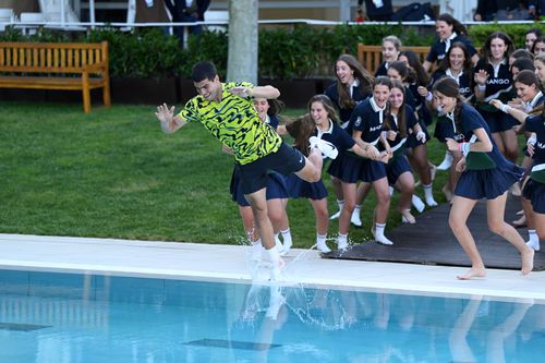 Carlos Alcaraz și saltul în bazin alături de copiii de mingi Foto Guliver/GettyImages