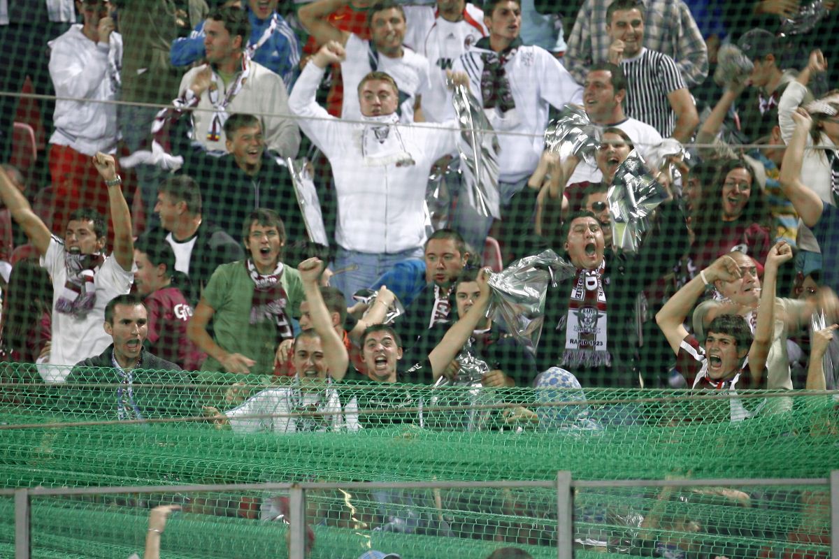 Imagini nemaivăzute în Liga 1: ultrașii FCSB, izolați în peluză cu o pânză uriașă! » Scandări rasiste ale roș-albaștrilor, în replică