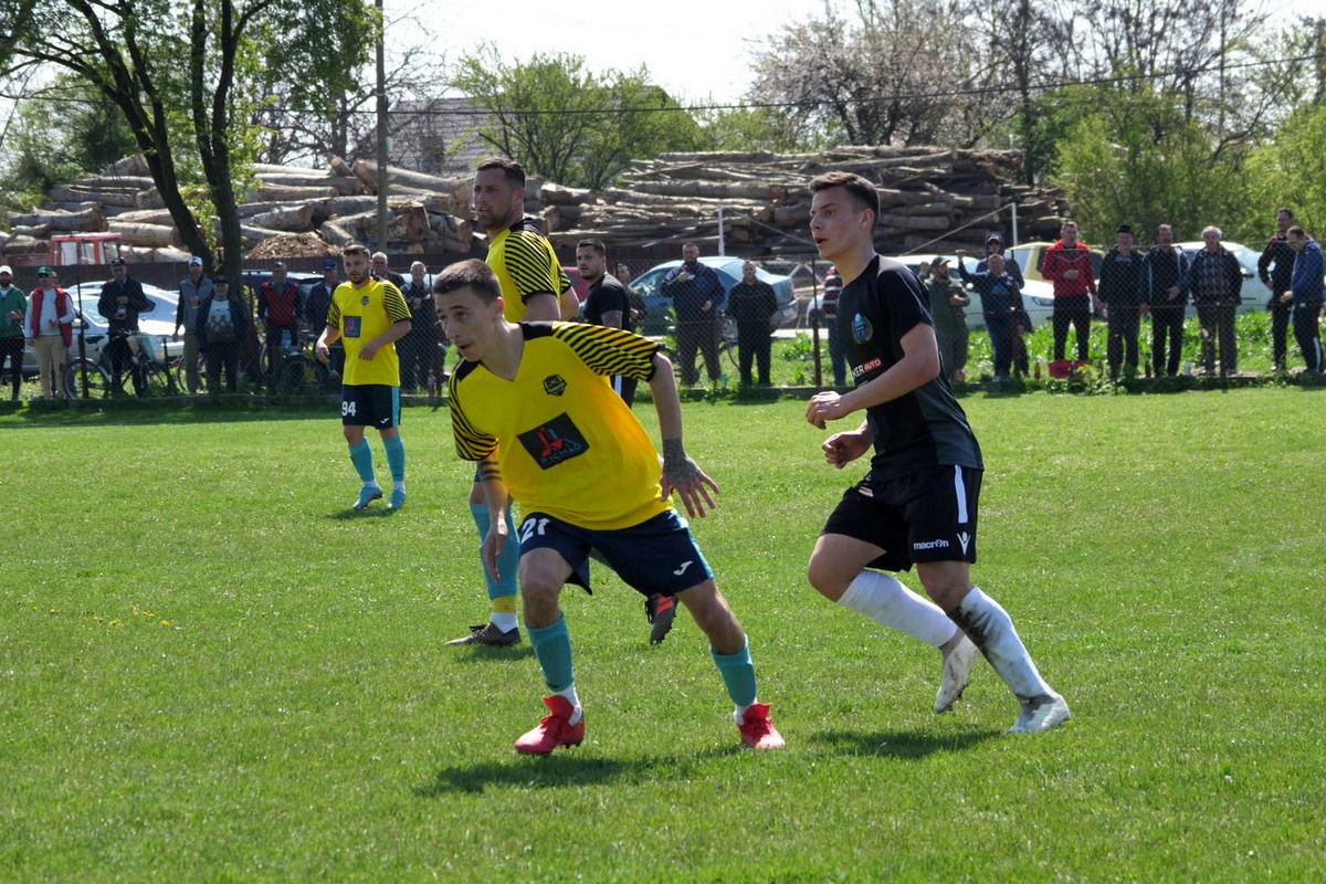 Au curs sute de litri de bere la derby-ul liderului din Dâmbovița: „Suntem ca nea Gigi, toți sunt împotriva noastră” + Scandal cu arbitrul: „Ai luat bani de la ăștia? Ți-au dat primă de Paște?”