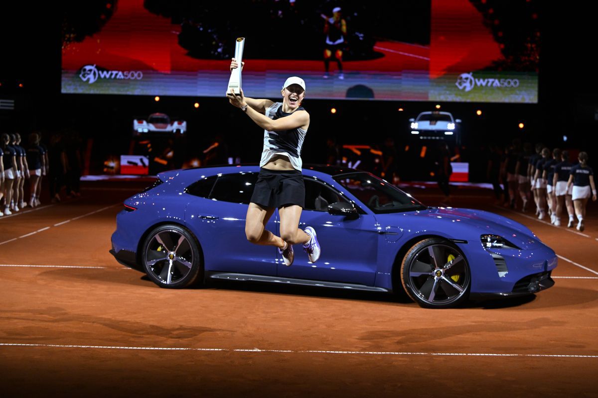 Iga Swiatek duce acasă un Porsche de peste 200.000 de euro, după triumful cu Sabalenka în finala de la Stuttgart
