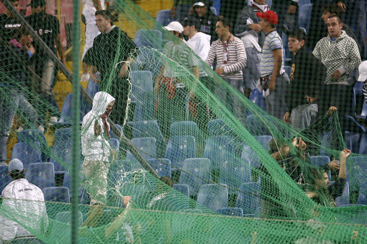 Rapidiștii în cușca improvizată din Ghencea - septembrie 2007