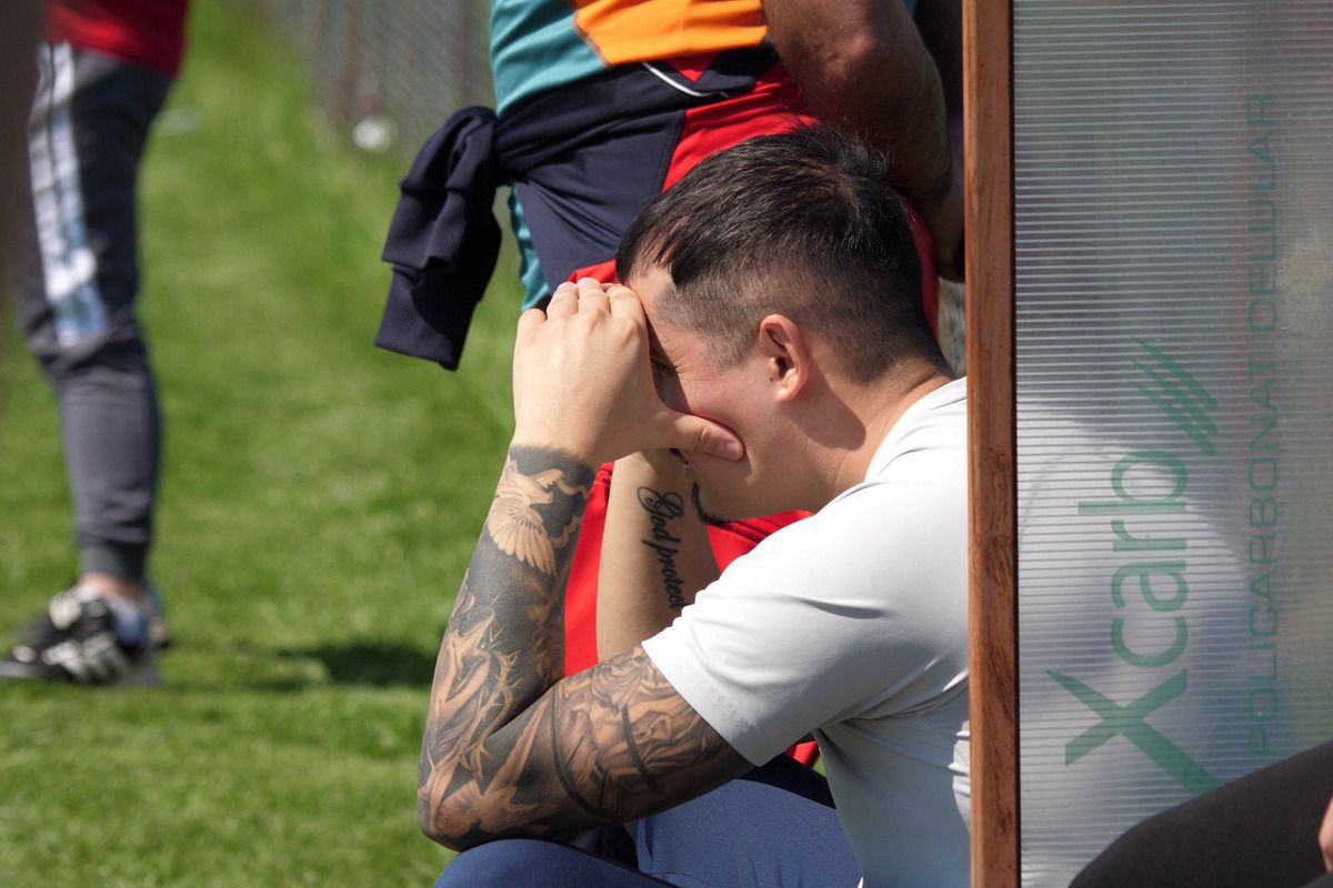 Au curs sute de litri de bere la derby-ul liderului din Dâmbovița: „Suntem ca nea Gigi, toți sunt împotriva noastră” + Scandal cu arbitrul: „Ai luat bani de la ăștia? Ți-au dat primă de Paște?”