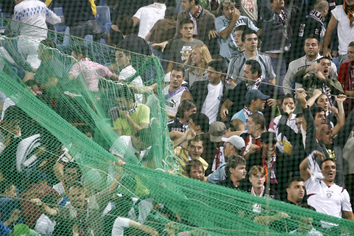 Imagini nemaivăzute în Liga 1: ultrașii FCSB, izolați în peluză cu o pânză uriașă! » Scandări rasiste ale roș-albaștrilor, în replică