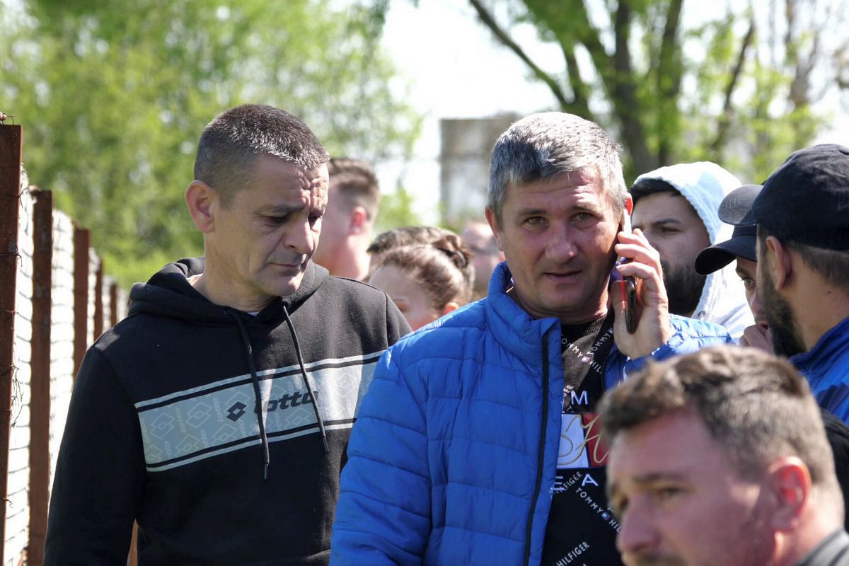 Au curs sute de litri de bere la derby-ul liderului din Dâmbovița: „Suntem ca nea Gigi, toți sunt împotriva noastră” + Scandal cu arbitrul: „Ai luat bani de la ăștia? Ți-au dat primă de Paște?”