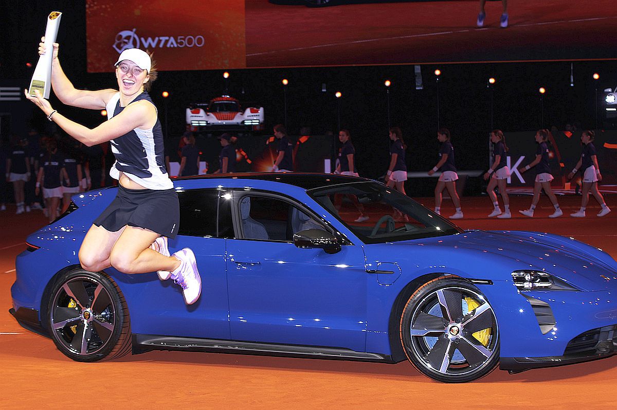 Iga Swiatek duce acasă un Porsche de peste 200.000 de euro, după triumful cu Sabalenka în finala de la Stuttgart