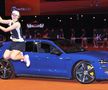 Iga Swiatek, alături de mașina primită de la Porsche