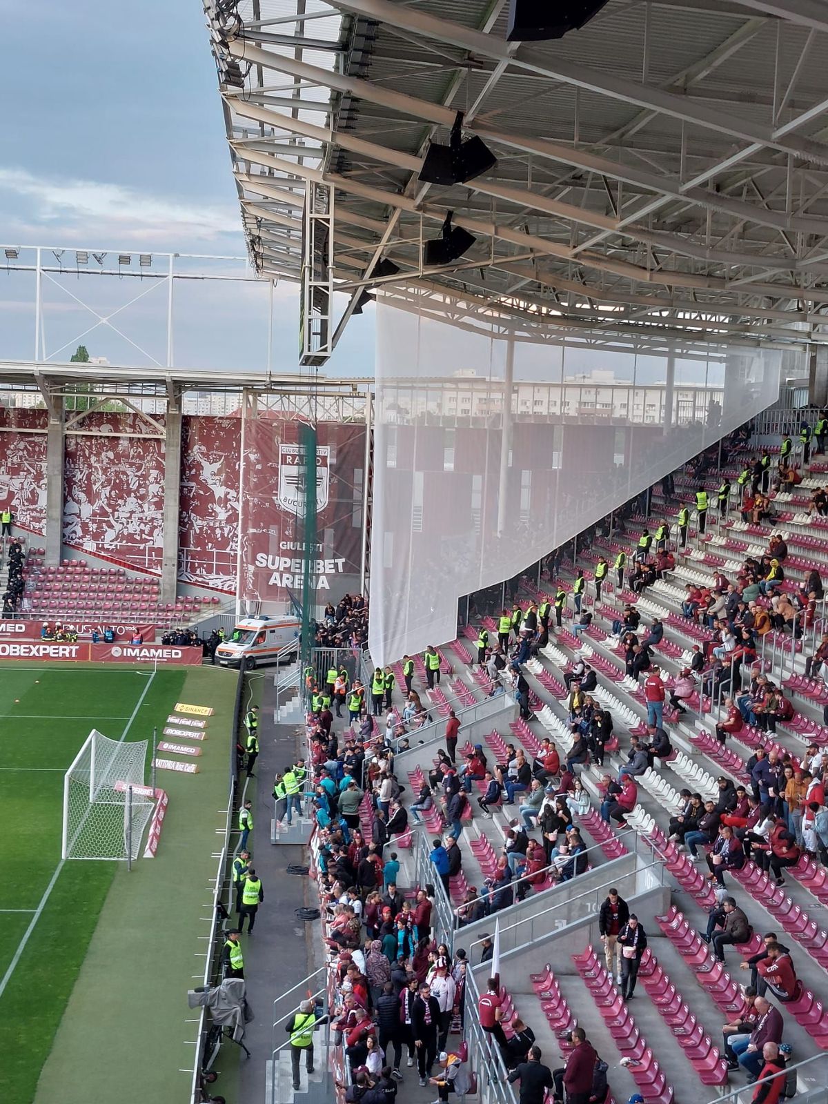 Start întârziat cu 7 minute în Rapid - FCSB » Artificii, fumigene și un apel disperat la stație