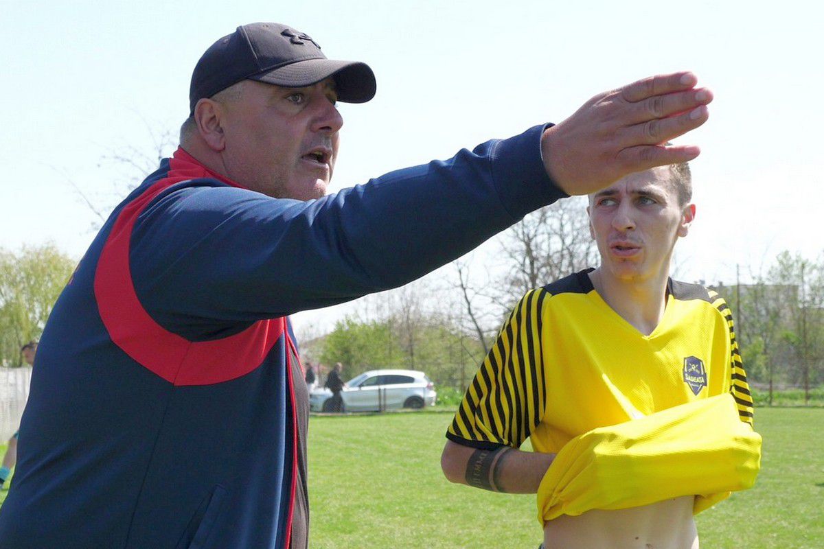 Au curs sute de litri de bere la derby-ul liderului din Dâmbovița: „Suntem ca nea Gigi, toți sunt împotriva noastră” + Scandal cu arbitrul: „Ai luat bani de la ăștia? Ți-au dat primă de Paște?”