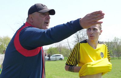 Au curs sute de litri de bere la derby-ul liderului din Dâmbovița: „Suntem ca nea Gigi, toți sunt împotriva noastră” + Scandal cu arbitrul: „Ai luat bani de la ăștia? Ți-au dat primă de Paște?”