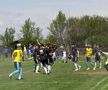Au curs sute de litri de bere la derby-ul liderului din Dâmbovița: „Suntem ca nea Gigi, toți sunt împotriva noastră” + Scandal cu arbitrul: „Ai luat bani de la ăștia? Ți-au dat primă de Paște?”