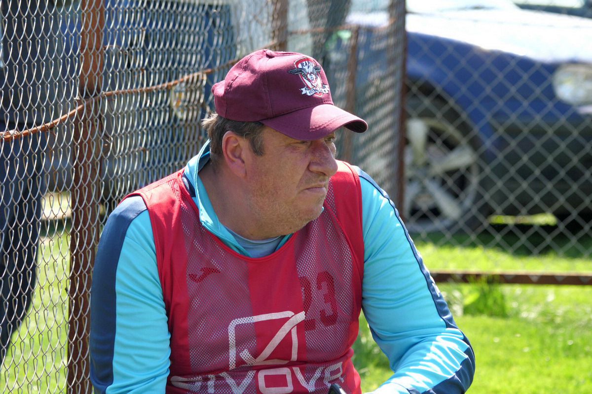 Au curs sute de litri de bere la derby-ul liderului din Dâmbovița: „Suntem ca nea Gigi, toți sunt împotriva noastră” + Scandal cu arbitrul: „Ai luat bani de la ăștia? Ți-au dat primă de Paște?”