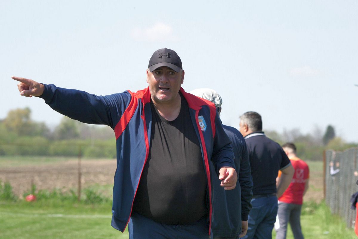 Au curs sute de litri de bere la derby-ul liderului din Dâmbovița: „Suntem ca nea Gigi, toți sunt împotriva noastră” + Scandal cu arbitrul: „Ai luat bani de la ăștia? Ți-au dat primă de Paște?”