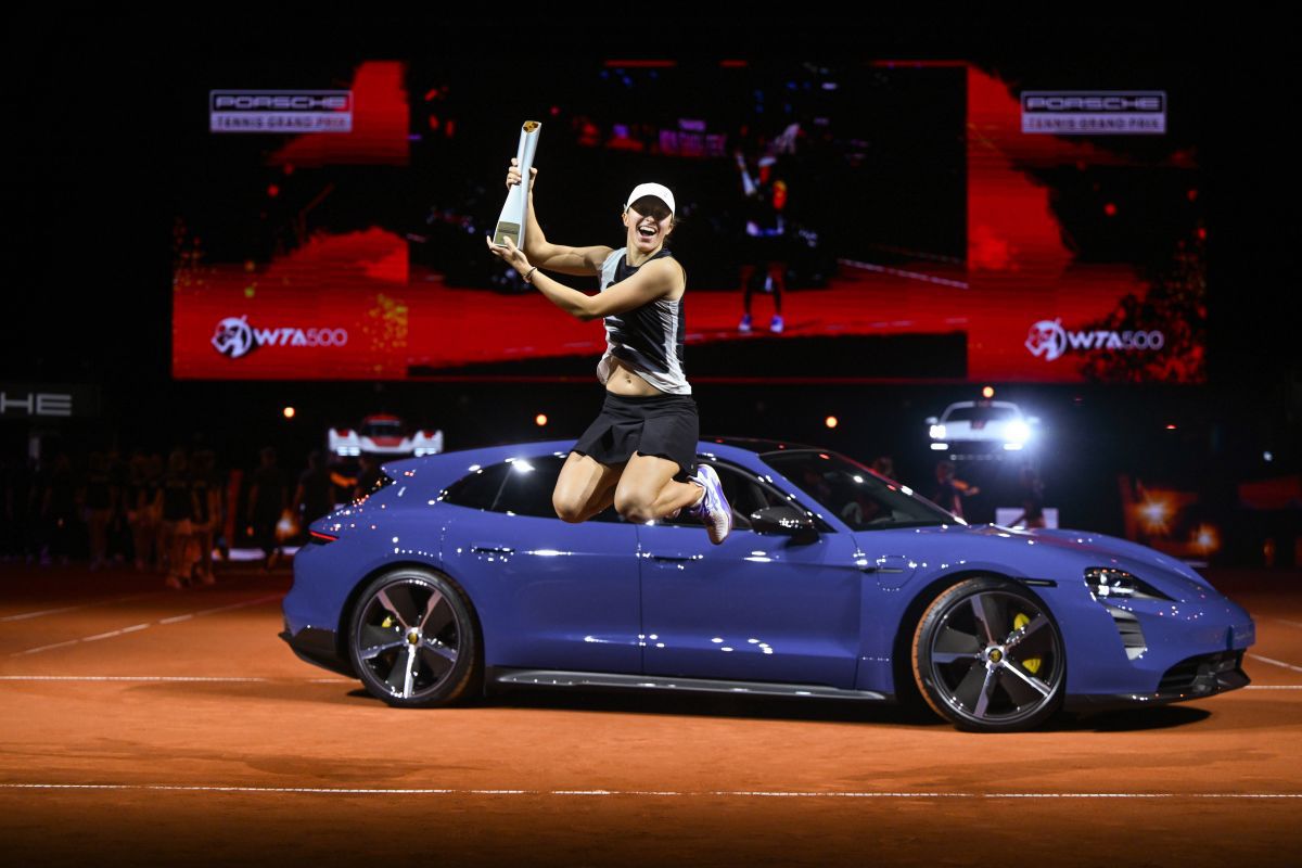 Iga Swiatek duce acasă un Porsche de peste 200.000 de euro, după triumful cu Sabalenka în finala de la Stuttgart