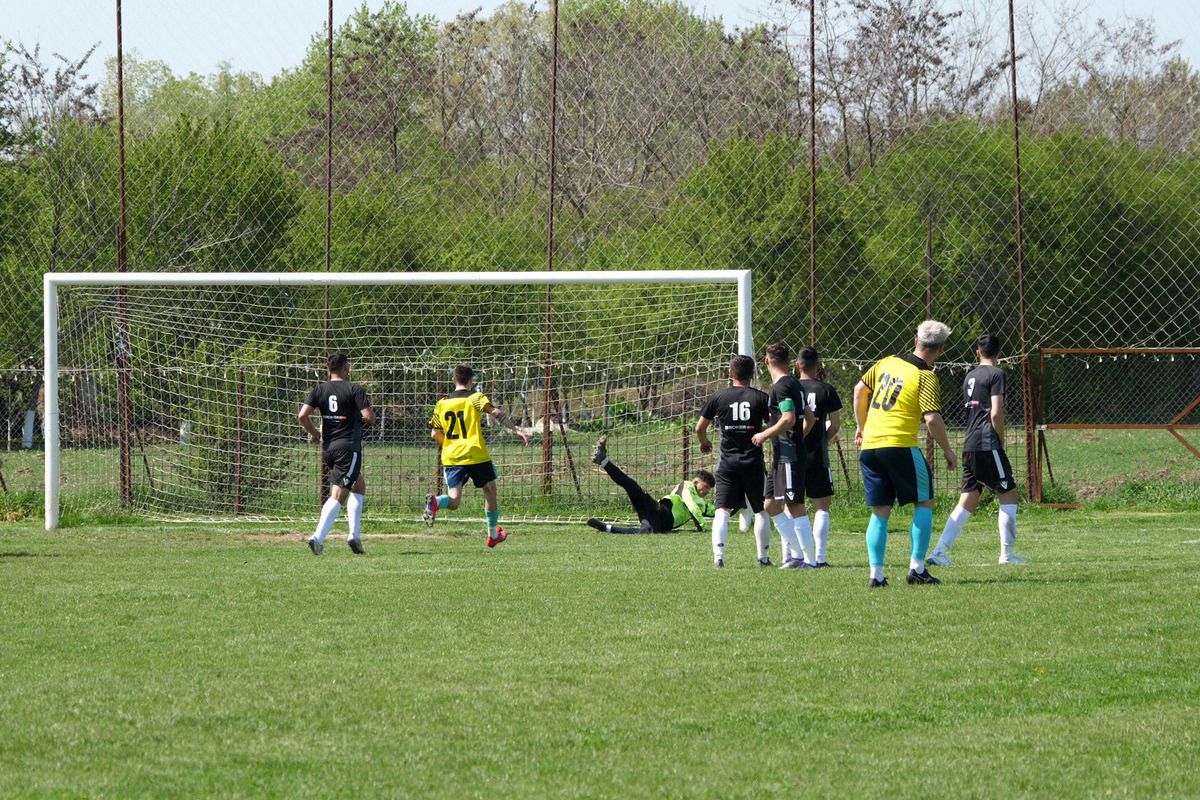 Au curs sute de litri de bere la derby-ul liderului din Dâmbovița: „Suntem ca nea Gigi, toți sunt împotriva noastră” + Scandal cu arbitrul: „Ai luat bani de la ăștia? Ți-au dat primă de Paște?”