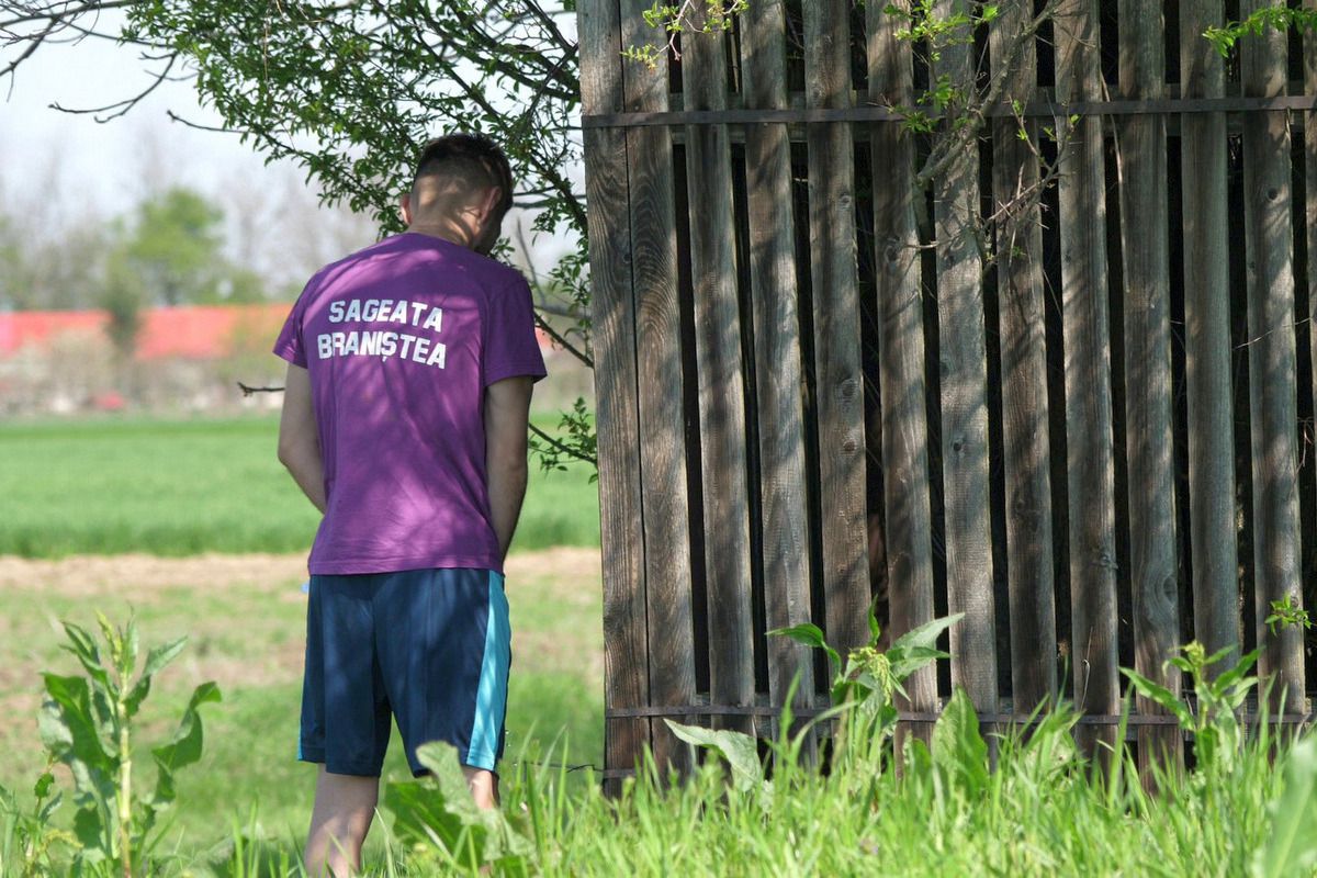 Au curs sute de litri de bere la derby-ul liderului din Dâmbovița: „Suntem ca nea Gigi, toți sunt împotriva noastră” + Scandal cu arbitrul: „Ai luat bani de la ăștia? Ți-au dat primă de Paște?”