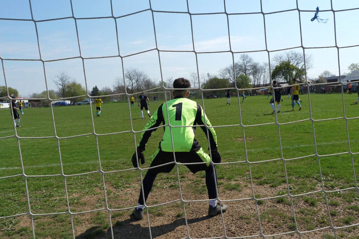 Au curs sute de litri de bere la derby-ul liderului din Dâmbovița: „Suntem ca nea Gigi, toți sunt împotriva noastră” + Scandal cu arbitrul: „Ai luat bani de la ăștia? Ți-au dat primă de Paște?”