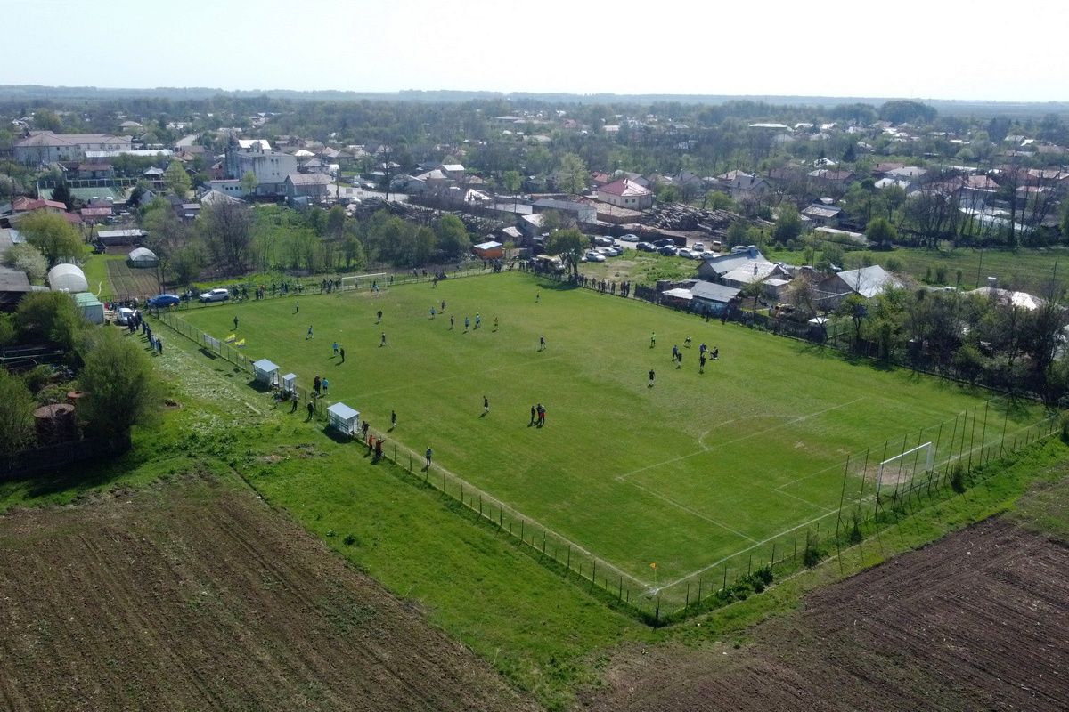 Au curs sute de litri de bere la derby-ul liderului din Dâmbovița: „Suntem ca nea Gigi, toți sunt împotriva noastră” + Scandal cu arbitrul: „Ai luat bani de la ăștia? Ți-au dat primă de Paște?”