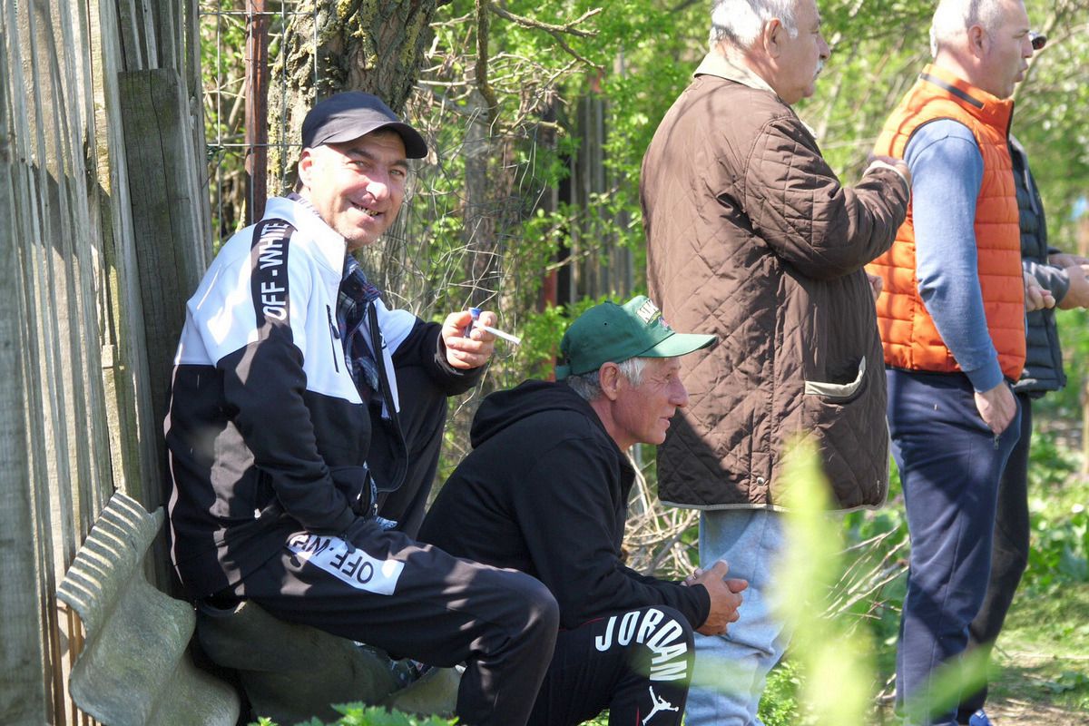 Au curs sute de litri de bere la derby-ul liderului din Dâmbovița: „Suntem ca nea Gigi, toți sunt împotriva noastră” + Scandal cu arbitrul: „Ai luat bani de la ăștia? Ți-au dat primă de Paște?”