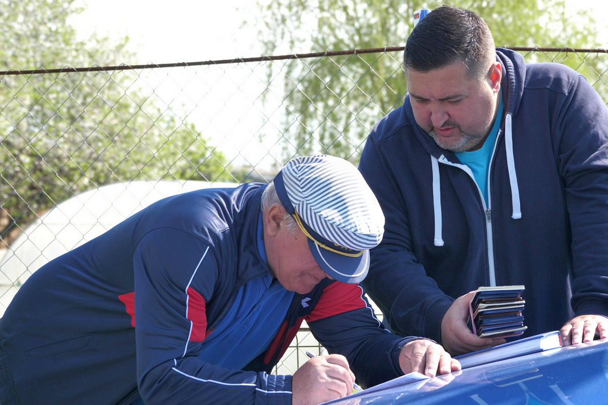 Au curs sute de litri de bere la derby-ul liderului din Dâmbovița: „Suntem ca nea Gigi, toți sunt împotriva noastră” + Scandal cu arbitrul: „Ai luat bani de la ăștia? Ți-au dat primă de Paște?”