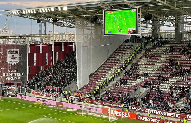 Imagini nemaivăzute în Liga 1: ultrașii FCSB, izolați în peluză cu o pânză uriașă! » Scandări rasiste ale roș-albaștrilor, în replică