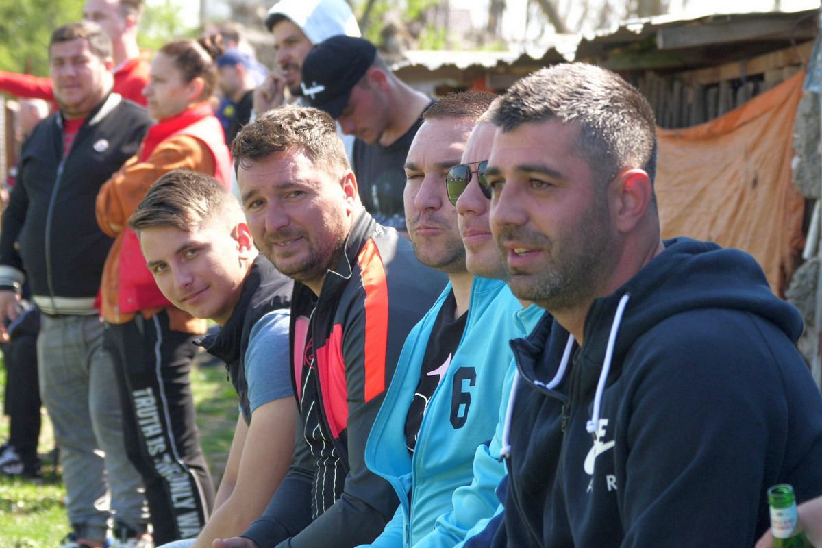 Au curs sute de litri de bere la derby-ul liderului din Dâmbovița: „Suntem ca nea Gigi, toți sunt împotriva noastră” + Scandal cu arbitrul: „Ai luat bani de la ăștia? Ți-au dat primă de Paște?”