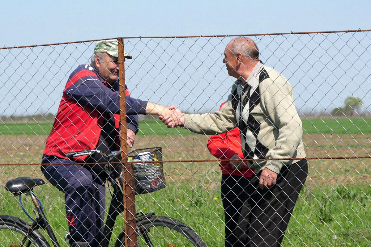 Au curs sute de litri de bere la derby-ul liderului din Dâmbovița: „Suntem ca nea Gigi, toți sunt împotriva noastră” + Scandal cu arbitrul: „Ai luat bani de la ăștia? Ți-au dat primă de Paște?”