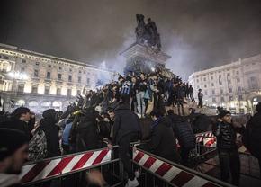 N-au mai ținut cont de reguli! Cum au sărbătorit fanii lui Inter titlul din Serie A: s-au urcat pe statuia Regelui și au luminat Domul din Milano