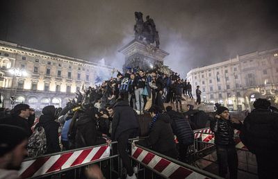 N-au mai ținut cont de reguli! Cum au sărbătorit fanii lui Inter titlul din Serie A: s-au urcat pe statuia Regelui și au luminat Domul din Milano