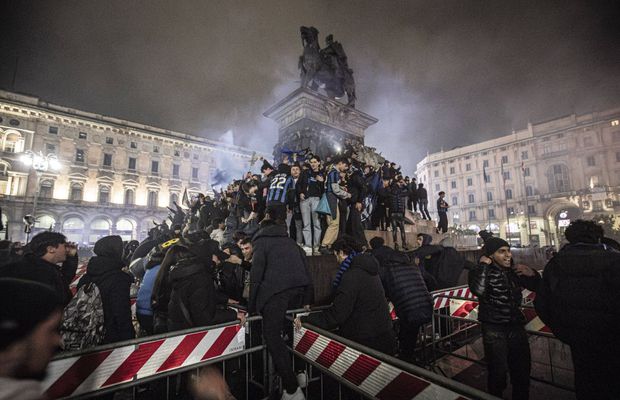 N-au mai ținut cont de reguli! Cum au sărbătorit fanii lui Inter titlul din Serie A: s-au urcat pe statuia Regelui și au luminat Domul din Milano