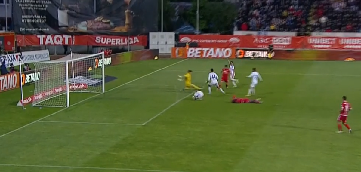 A fost sau nu ofsaid? Golul marcat de Dinamo a fost anulat, dar reluările nu sunt deloc clare
