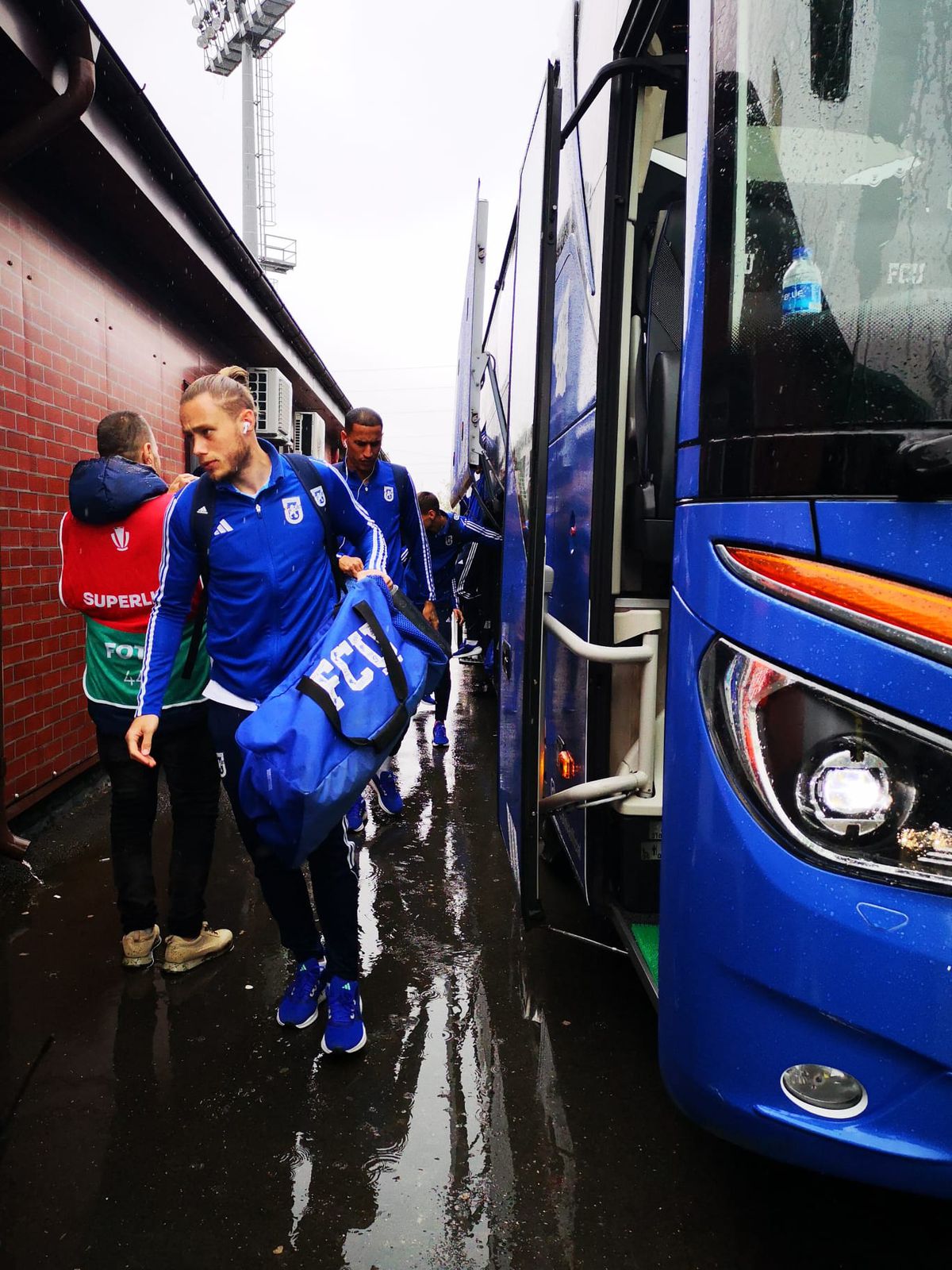 Au uitat fotbalul! FCU Craiova n-a reușit să scoată decât un punct la Voluntari, deși a avut superioritate numerică din minutul 24!