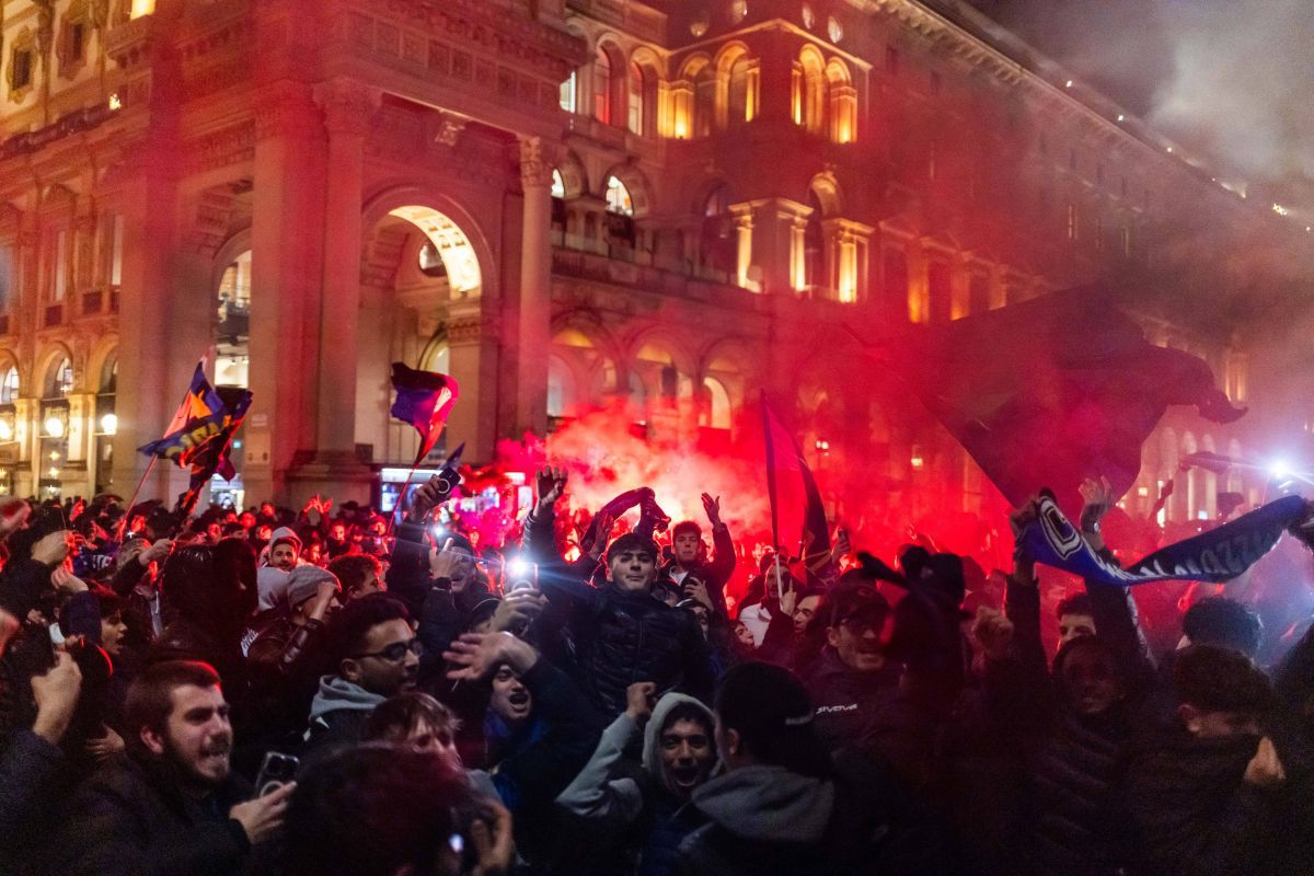 N-au mai ținut cont de reguli! Cum au sărbătorit fanii lui Inter titlul din Serie A: s-au urcat pe statuia Regelui și au luminat Domul din Milano