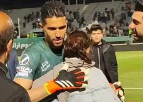 Un fotbalist iranian, suspendat și amendat după ce a luat în brațe o suporteriţă