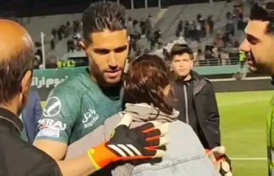 Un fotbalist iranian, suspendat și amendat după ce a luat în brațe o suporteriţă