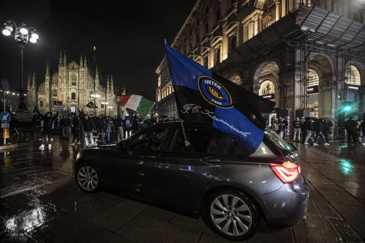 N-au mai ținut cont de reguli! Cum au sărbătorit fanii lui Inter titlul din Serie A: s-au urcat pe statuia Regelui și au luminat Domul din Milano