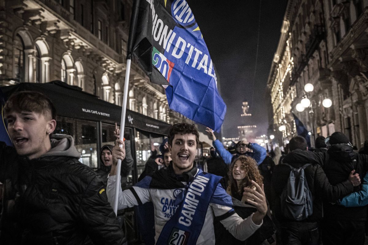 N-au mai ținut cont de reguli! Cum au sărbătorit fanii lui Inter titlul din Serie A: s-au urcat pe statuia Regelui și au luminat Domul din Milano
