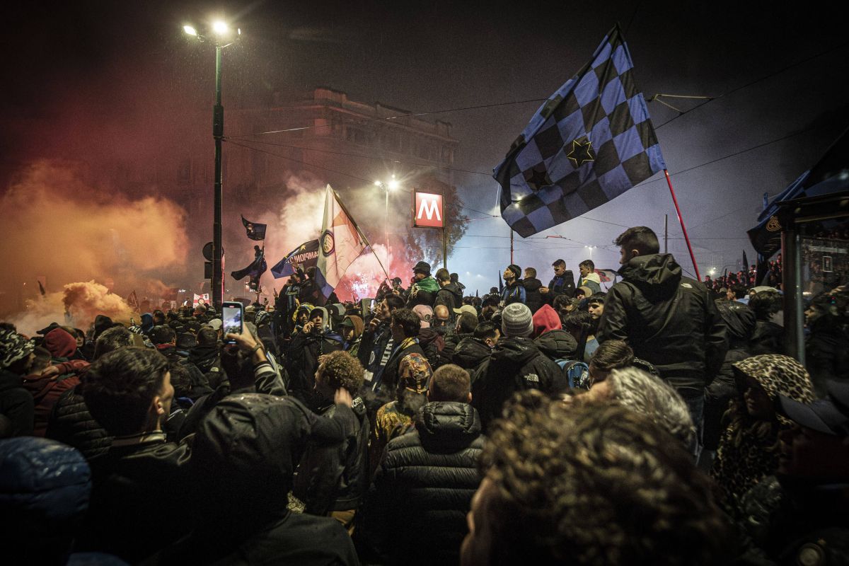 N-au mai ținut cont de reguli! Cum au sărbătorit fanii lui Inter titlul din Serie A: s-au urcat pe statuia Regelui și au luminat Domul din Milano